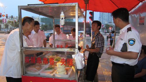 我市執(zhí)法部門對(duì)攤點(diǎn)衛(wèi)生安全進(jìn)行檢查