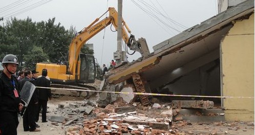 聯合執法組對商州區違法建筑進行強制拆除