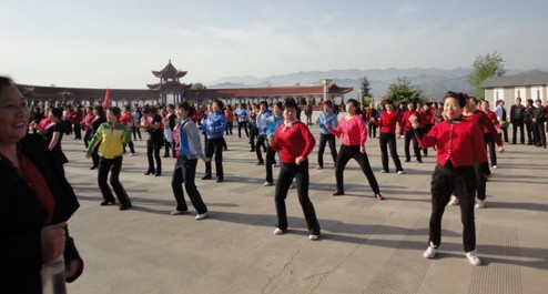 商洛老年體協組織傳統登山活動