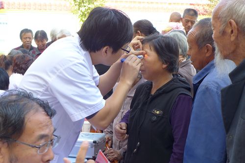 本報組織醫(yī)療隊為包扶點群眾義診