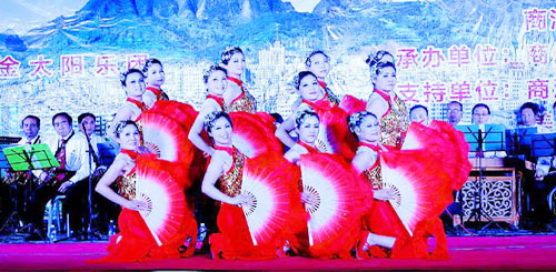 “大美商洛山 唱響主旋律”在市中心廣場(chǎng)舉行