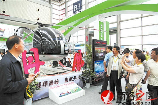 丹鳳展館，一架AF1-3小型直升機吸引大量客商駐足觀看詢問，現場登機體驗。