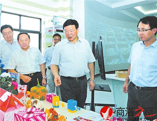 7月23日,第十次陜南循環發展工作座談會在商洛市召開。圖為省長婁勤儉在山陽縣電子商務體驗館調研。(亢建偉 攝)