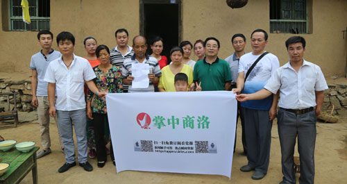 本報組織愛心人士向救人英雄獻愛心