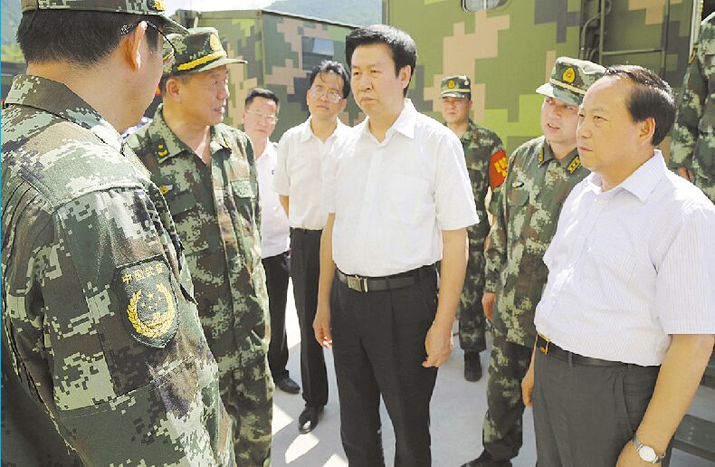 莊長興在慰問山搶險救援武警官兵時強調救人第一   生命至上