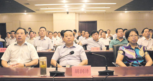 商洛市干部群眾集中收聽收看紀念中國人民抗日戰爭暨世界反法西斯戰爭勝利70周年大會實況