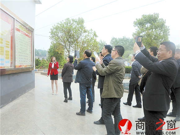 參觀過(guò)程中，遇到黨建方面好的做法、舉措時(shí)，代表們紛紛拿出手機(jī)拍照，十分認(rèn)真。(記者 肖云 攝)