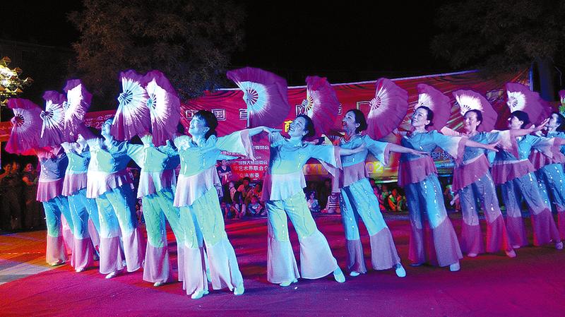 首屆網絡廣場舞大賽在江南小區廣場舉行