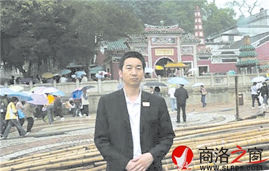 陳志民，網(wǎng)名草衣木食，1968年生于丹鳳，曾在軍中多年，現(xiàn)任北京某勘察公司董事。