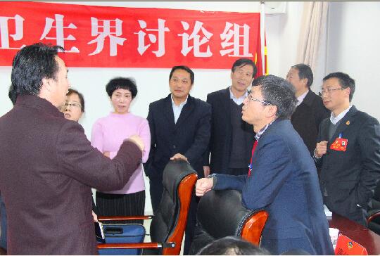 2月5日下午，市政協四屆一次會議科技、體育、醫療衛生界委員在小組討論休息時間，還在熱烈討論提案修改的幾個細節問題。