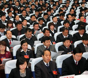 人大代表、政協(xié)委員認(rèn)真聽取市人大常委會工作報告和兩院工作報告