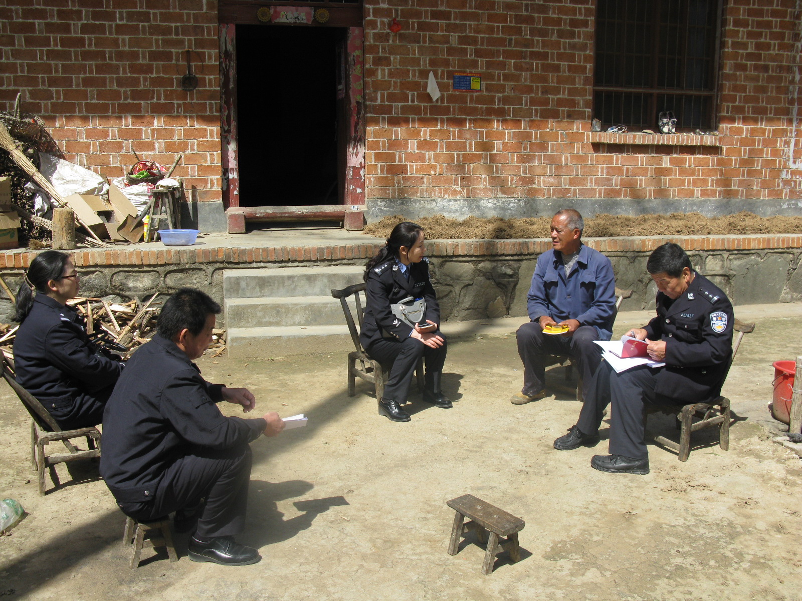 丹鳳公安72名民警與八十河村貧困戶