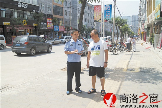 鄧元哲正在為案件做調查走訪