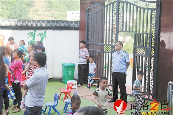 何行春檢查校園安全