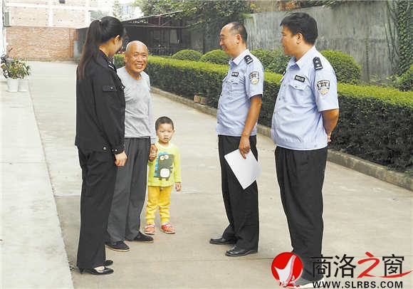 魏書江(右二)在小區(qū)做民情調(diào)查