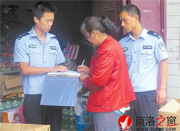 張毅廣與同事進村入戶了解村民基本情況