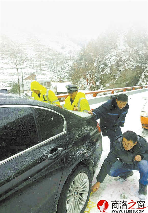 下雪天，是高速民警最辛苦的時候。