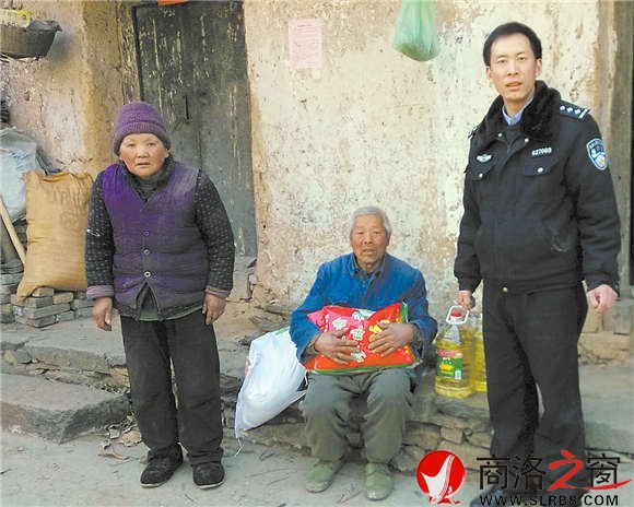 困難群眾是彭江濤的“親人”,逢年過節彭江濤總要上門慰問并給他們送些生活必需品。