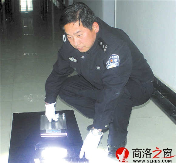 盧洪慶正在現場檢查鞋印