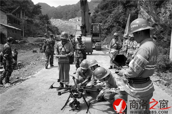 準(zhǔn)備起飛無人機，空中監(jiān)測地質(zhì)隱患點