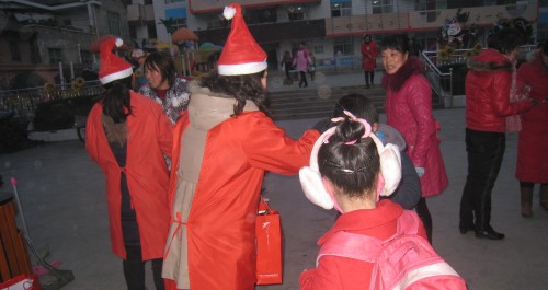 洛南縣幼兒園組織圣誕節(jié)送禮活動(dòng)