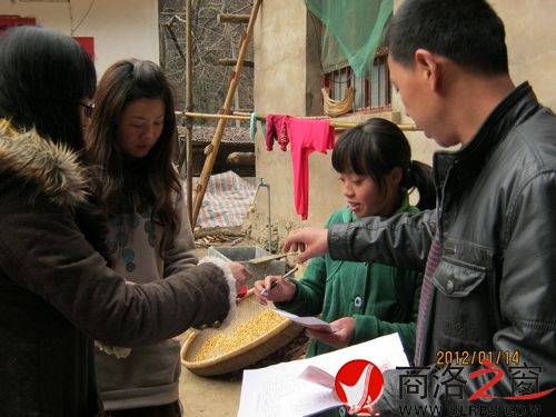 金鳳村三組雙女戶孟遠麗領取慰問金場景.jpg