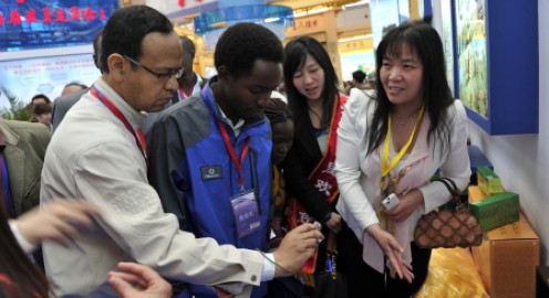 洛南西洽會(huì)展示產(chǎn)品受外國(guó)客商關(guān)注