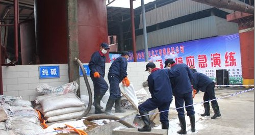 市環(huán)保局組織開(kāi)展硫酸泄漏應(yīng)急演練