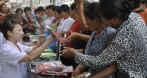 鎮安人口計生局向群眾宣傳計劃生育政策