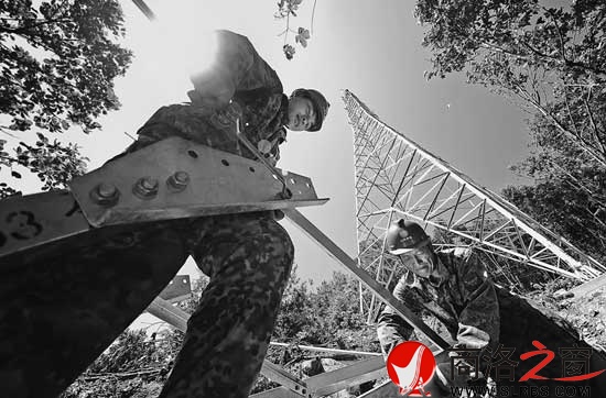 陜西送變電工程公司的施工人員在330千伏渭南豐塬變—商洛張村變輸電線路工程現場組裝塔材。任長征攝