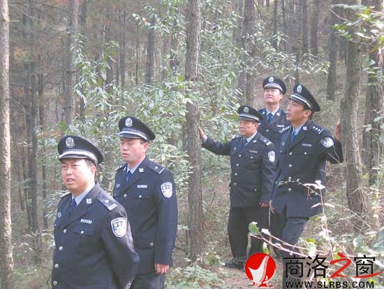 鄭安民（左一）帶領民警在林區勘察