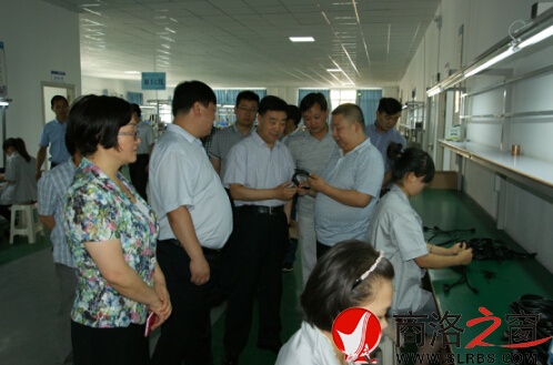 　　在縣委副書記、縣長崔華鋒和市縣財政部門的陪同下，張洪斌一行到神州實業電子科技產業園深入了解企業生產銷售發展情況