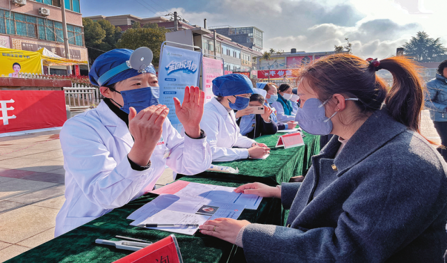 巾幗白衣展風采