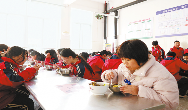 陽光校餐，守護學生“舌尖上的幸?！?>
        <div   id=