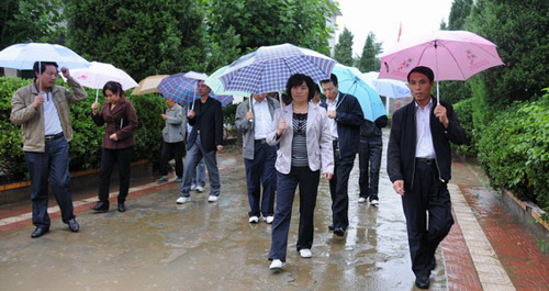 副縣長郭菊賢冒雨檢查城鄉(xiāng)學校災情