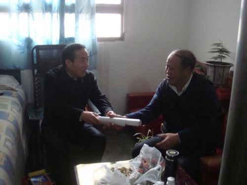 縣委書記李選良在春節前夕慰問離退休老干部