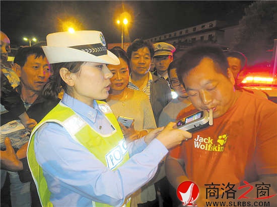 王婷在對駕駛員進行現場酒精測試