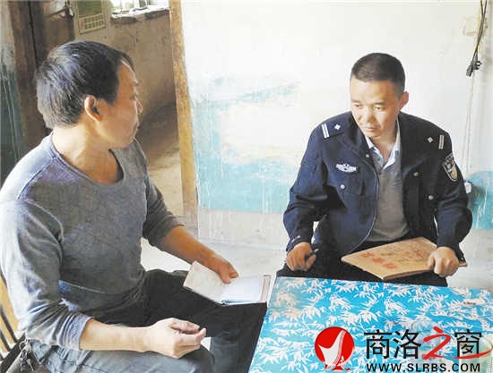 程曉明在巡邏過程中,每當遇到小商小販時,都會停下來與他們閑聊,從而獲得一些有價值的信息。