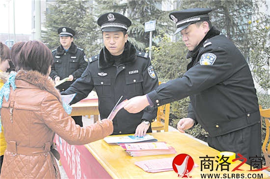 春節過后，趁著農民工返鄉，鄭博與同事深入園區進行普法宣傳。