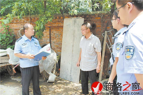 處理家庭、鄰里之間的矛盾糾紛成為薛向珺(左一)日常工作的重要內容。