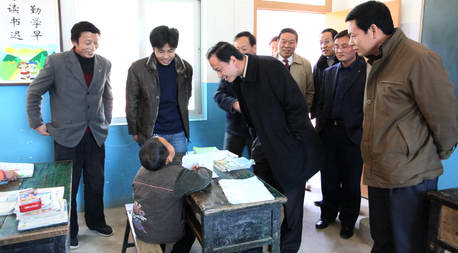 檢查礦山工作，看望醫(yī)護(hù)人員——張盈安入月河鄉(xiāng)視察