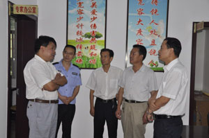 張盈安璩澤濤深入縣醫調委檢查工作