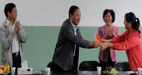 縣委書(shū)記雷二虎深入城區(qū)部分學(xué)校慰問(wèn)教職工