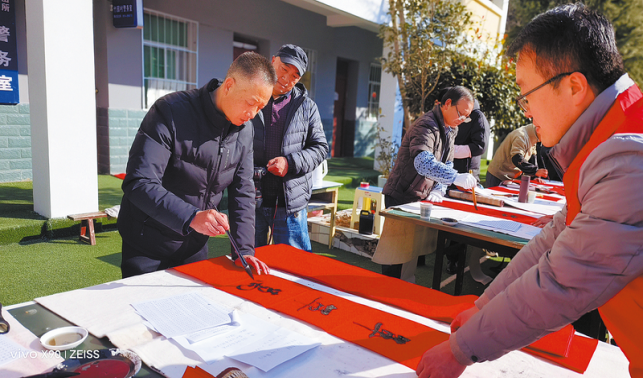 歡歡喜喜迎新年 義寫春聯(lián)送溫暖