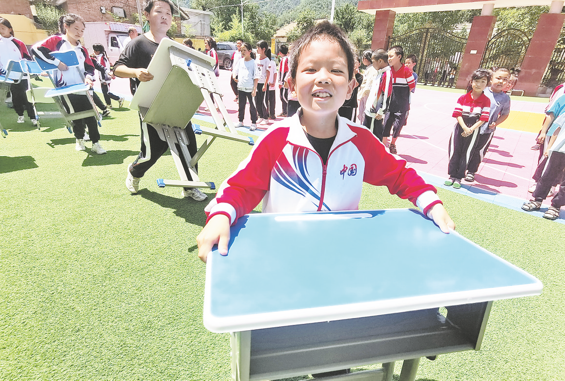 愛心捐贈桌椅 改善學習環境