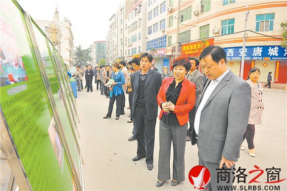 商南把陽光信訪的流程制成展板，巡回全縣進行宣傳。