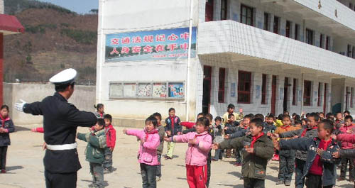 鎮(zhèn)安交管大隊強化中小學(xué)生交通安全知識教育