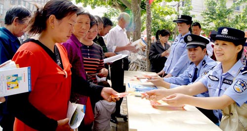 丹鳳公安局組織民警進行預防電信詐騙宣傳