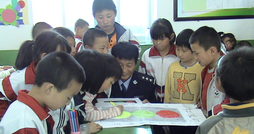 民警與學生共同繪畫紅綠燈