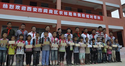 西安市閻良區農林局到鎮安縣獻愛心